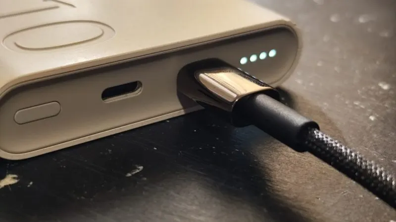 Power bank conectat prin cablu USB-C, folosit pentru încărcarea unui dispozitiv