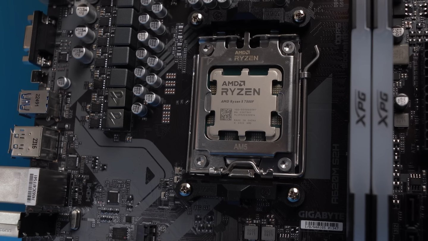 Procesor AMD Ryzen montat în soclul AM5 al unei plăci de bază, lângă sloturile pentru memorie RAM