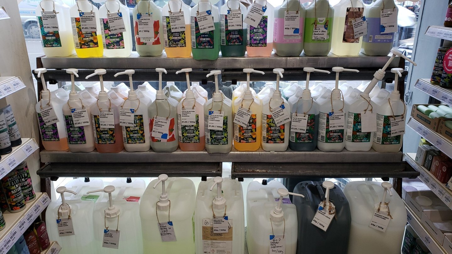 curățenie parfumate Rafturi cu produse de curățenie parfumate și neparfumate, în recipiente pentru reumplere