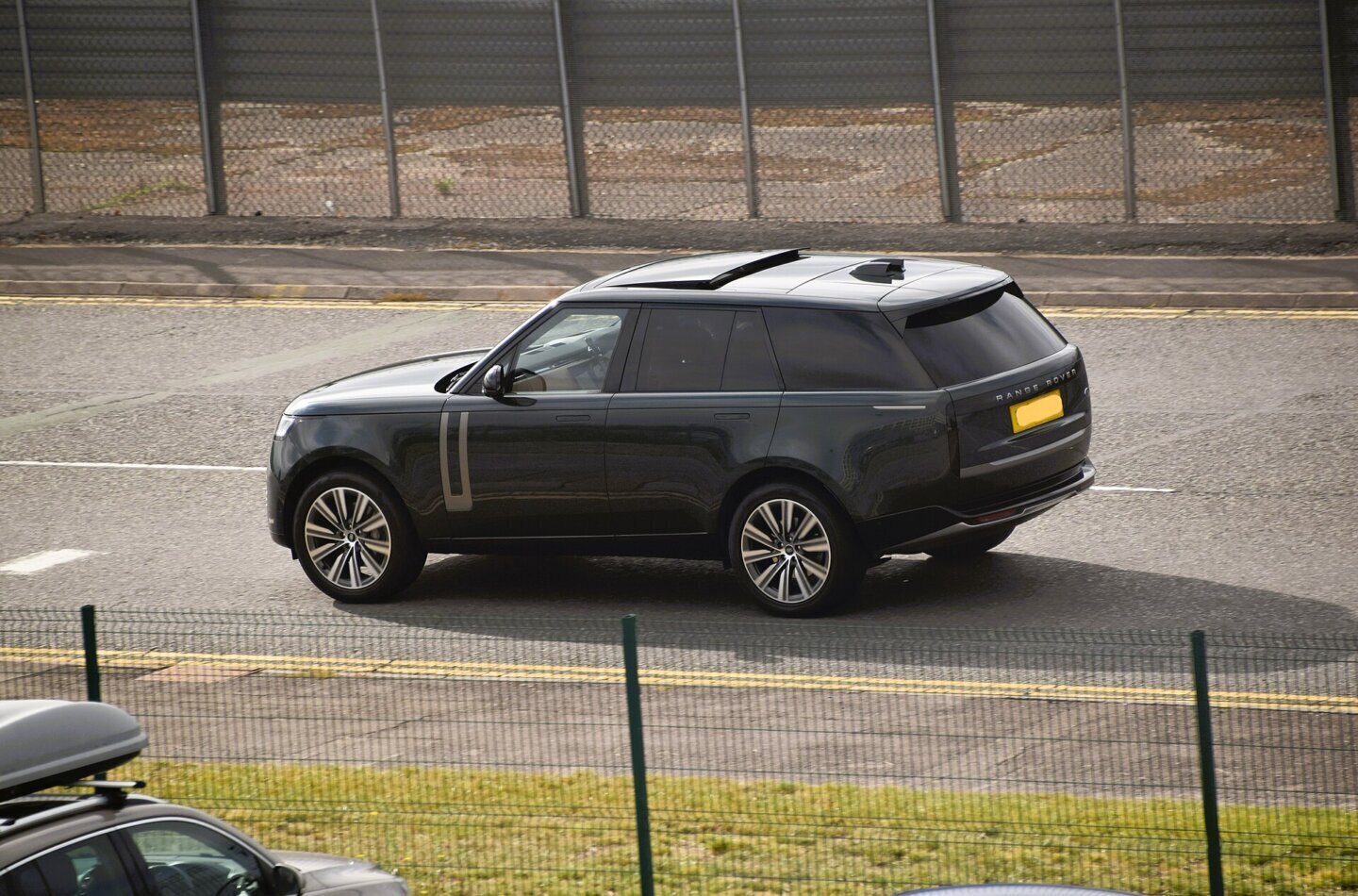 Range Rover fotografiat din lateral, pe o stradă
