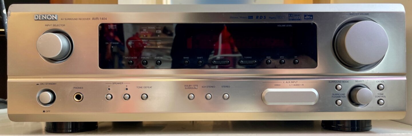 Receiver audio-video Denon AVR-1404 văzut din față