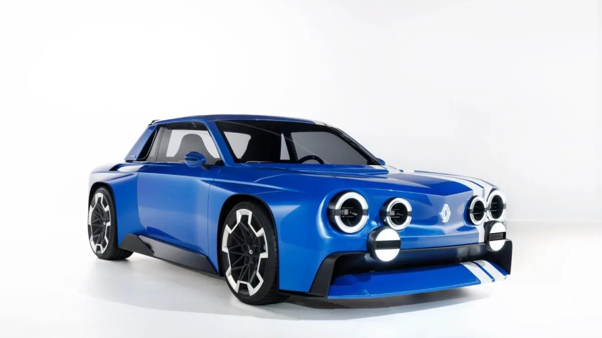 Renault 8 Gordini Concept văzut din față-lateral, cu cele șase faruri circulare și jante de 19 inchi