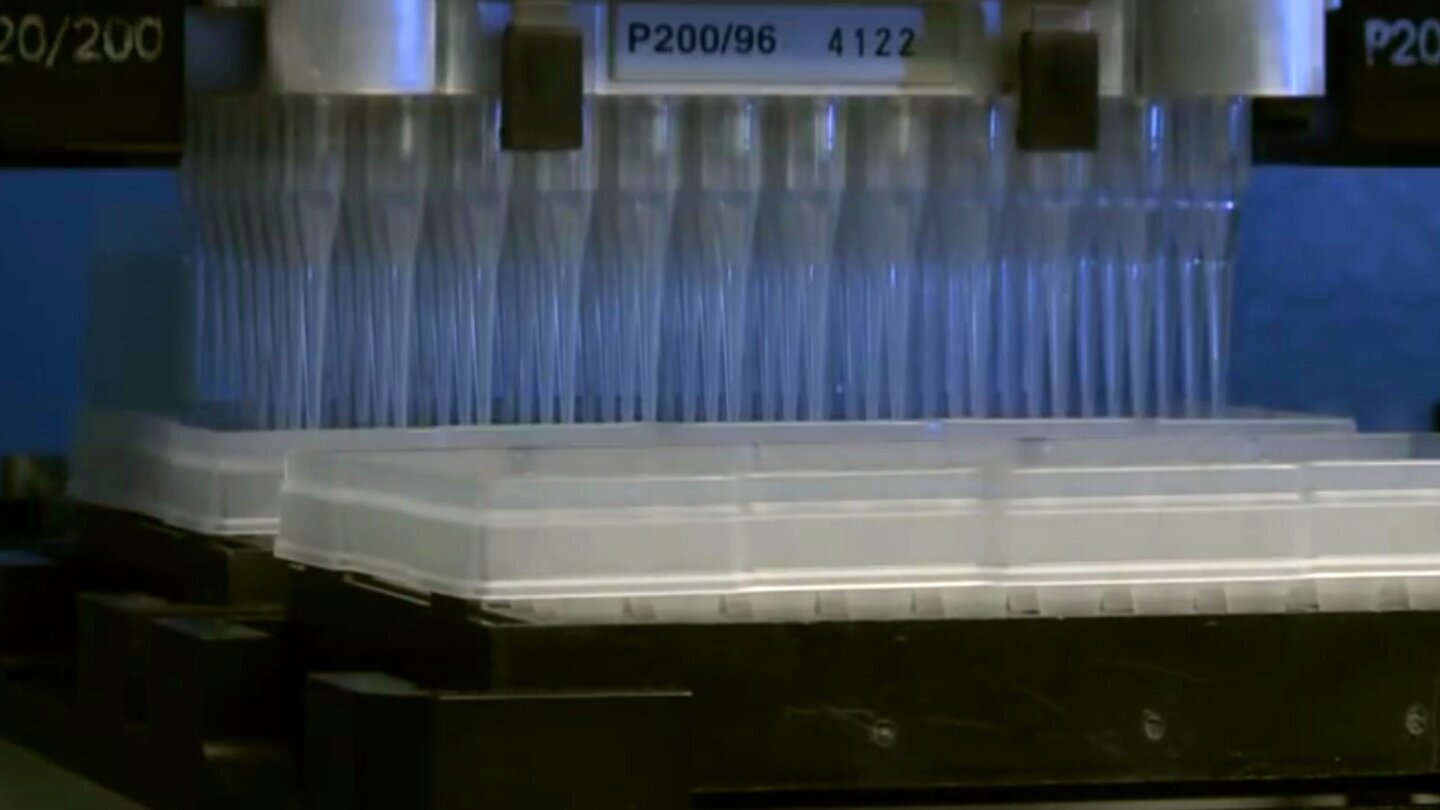 Robot de laborator care manipulează probe lichide, infrastructura din spatele medicamentelor testate pentru vârsta biologică