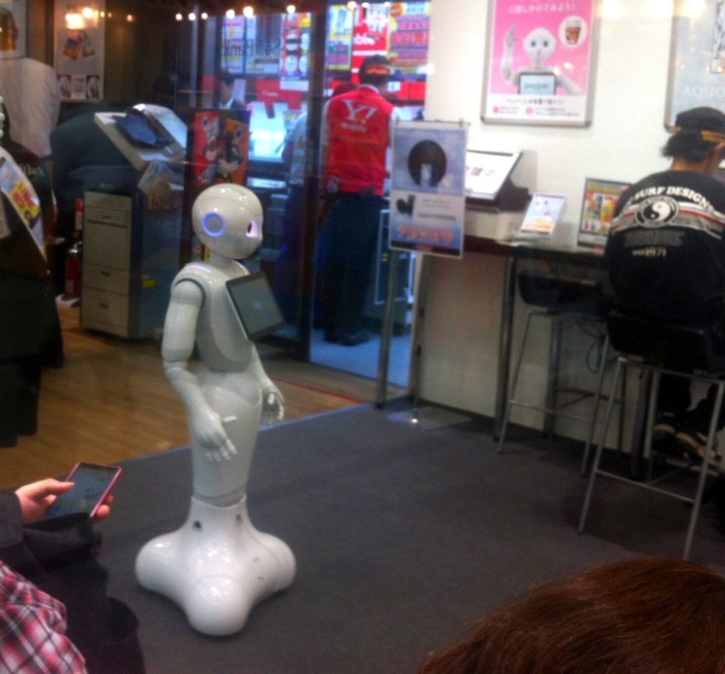 Robot umanoid Pepper într-un magazin din Japonia, exemplu de inteligența artificială folosită în relația cu clienții