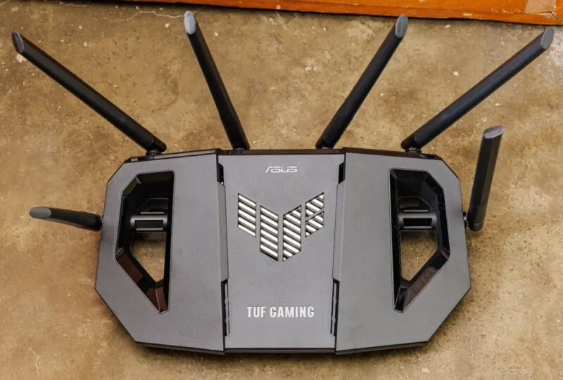 Router Wi-Fi Asus TUF 6500 văzut din față
