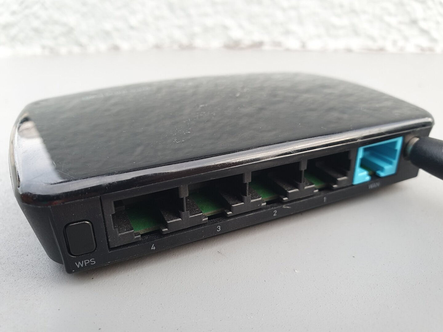 Router Wi-Fi dintr-o locuință, folosit pentru a explica diferența dintre un router dual-band sau tri-band