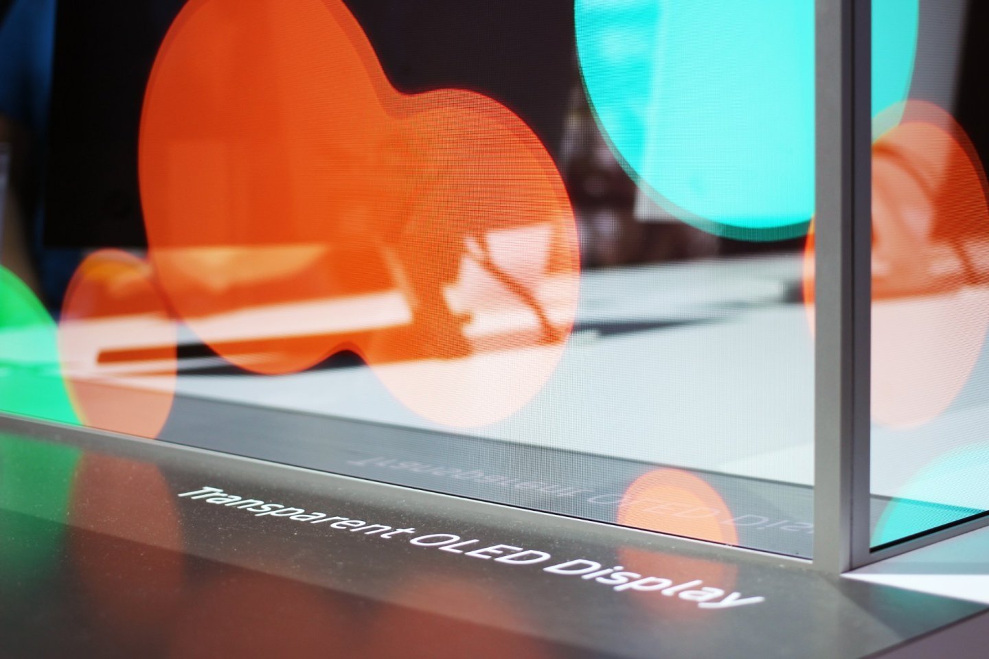 Ecran OLED transparent Samsung, prin care se văd obiectele din spatele lui