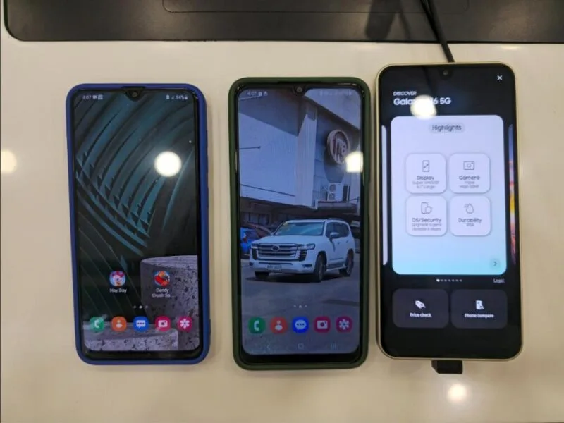 Trei telefoane Samsung Galaxy A alăturate, unul afișând promisiunea de șase ani de actualizări