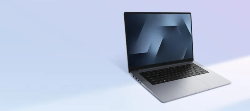 Laptopul Samsung Galaxy Book6 de 14 inci în varianta gri, deschis, văzut din trei sferturi