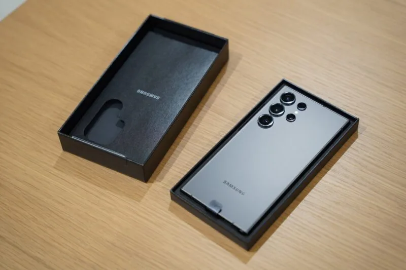 Spatele unui telefon Samsung Galaxy, sursa pozelor din Galeria Samsung
