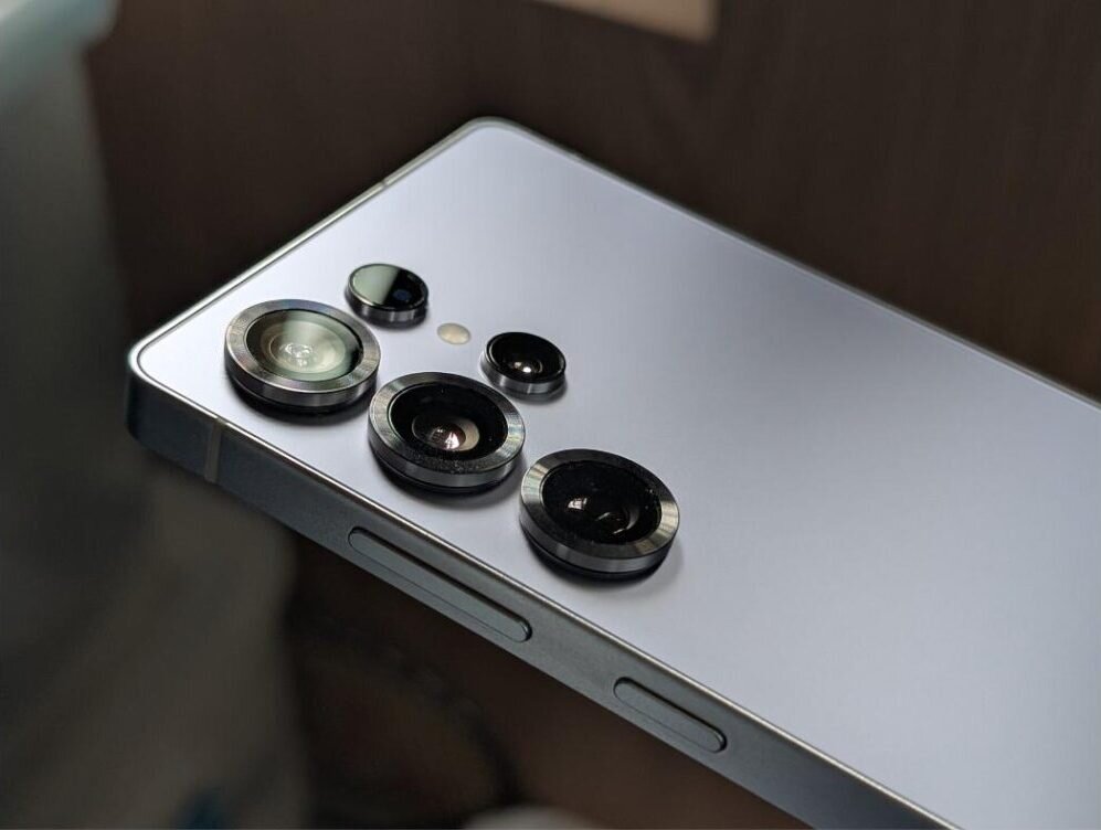 Prim-plan cu muchia unui Galaxy S25 Ultra, generația dinaintea trecerii la panouri M16 OLED