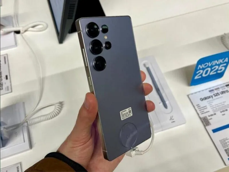 Samsung Galaxy S25 Ultra ținut în mână într-un magazin, cu modulul foto vizibil