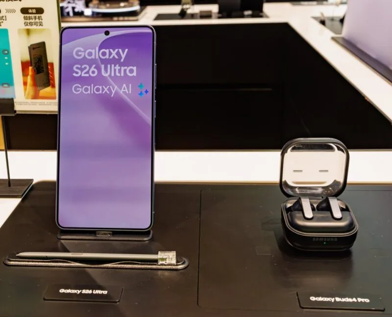 Samsung Galaxy S26 Ultra fotografiat alături de căștile Galaxy Buds4 Pro