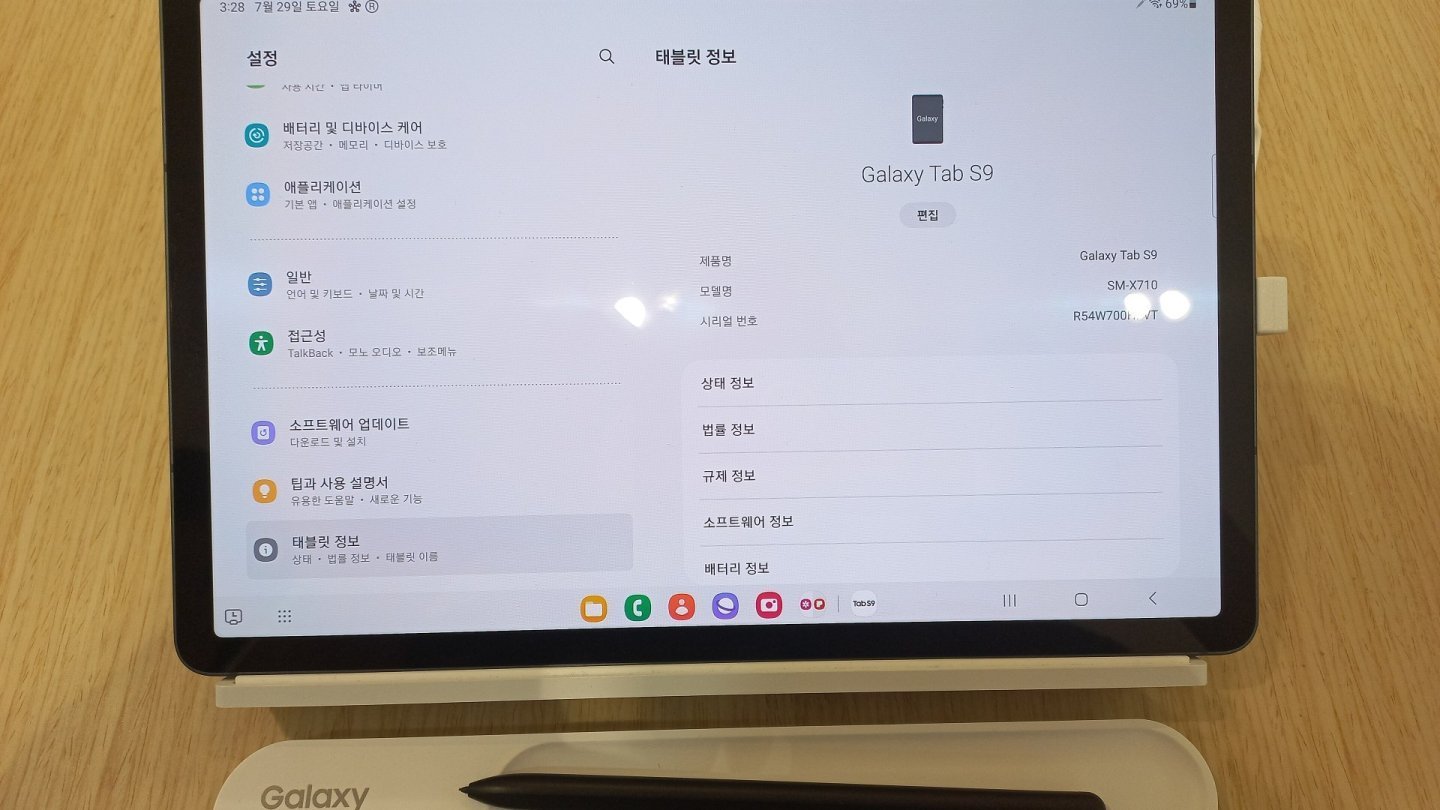 Tableta Samsung Galaxy Tab S9 văzută din spate