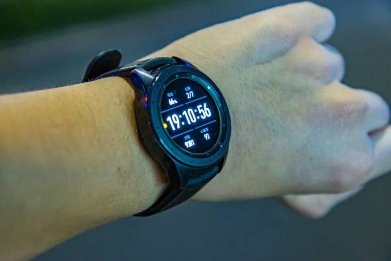 Un ceas Samsung Galaxy Watch cu cadranul aprins, purtat pe încheietură