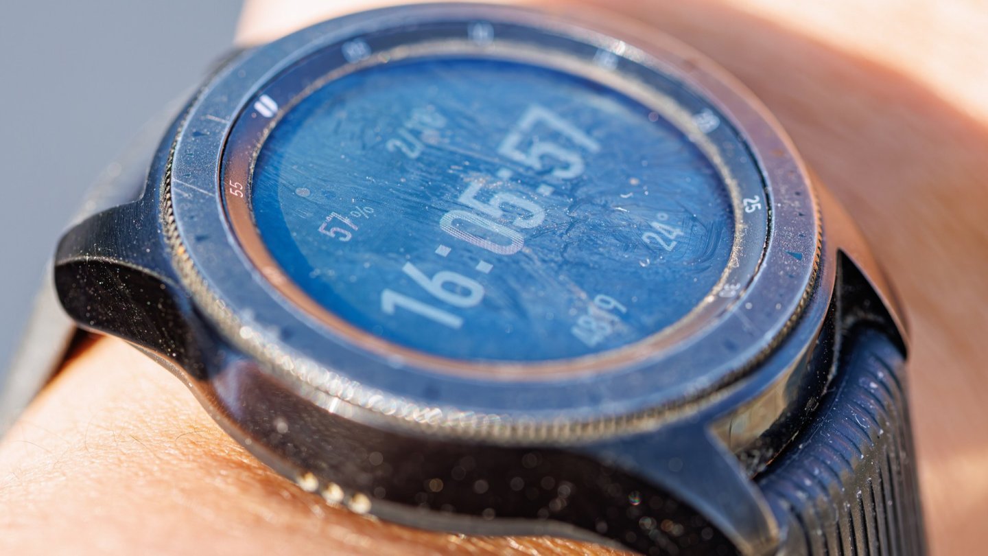 Samsung Galaxy Watch purtat la încheietură, cu ecranul afișând ora