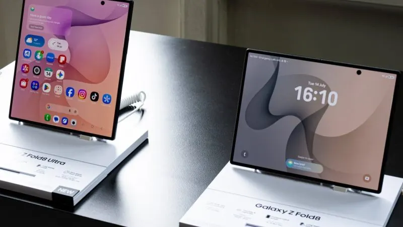 Două telefoane pliabile Samsung deschise pe standuri albe: Galaxy Z Fold8 cu ecran aproape pătrat și Galaxy Z Fold8 Ultra