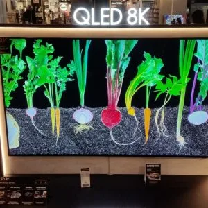 televizoare QLED Televizor Samsung QLED 8K de 75 de inci expus într-un magazin