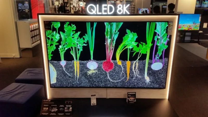 Televizor Samsung QLED 8K de 75 de inci expus într-un magazin