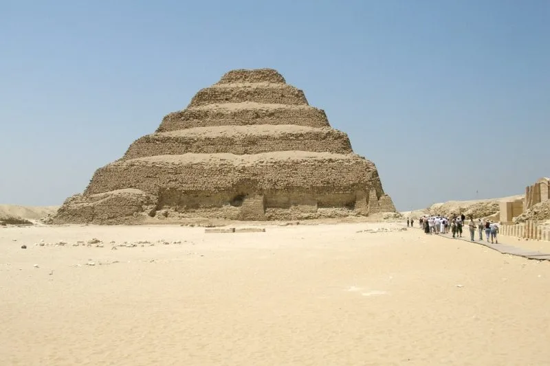 Piramida în trepte a lui Djoser, la Saqqara, în deșert
