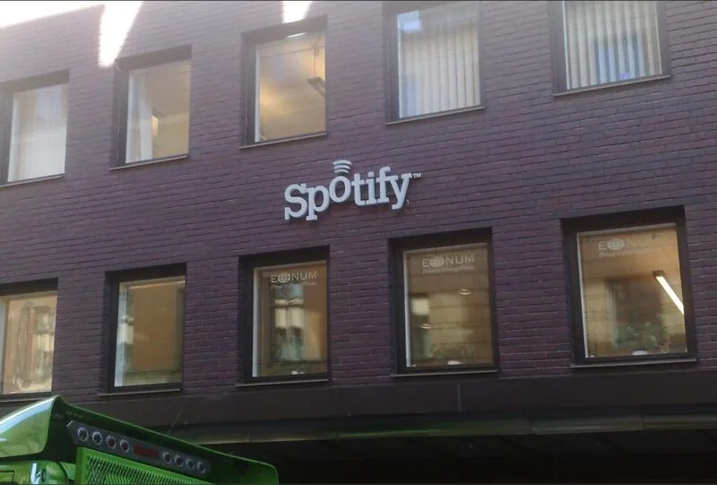 Sigla Spotify pe fațada sediului din Stockholm