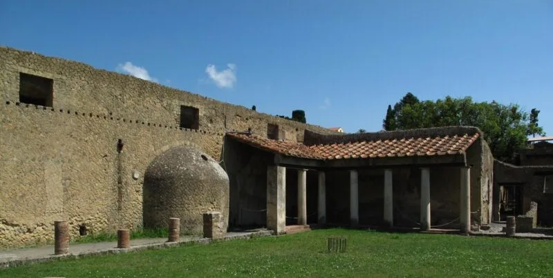 Ruine romane cu peristil și coloane în situl arheologic Herculaneum