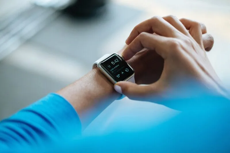 Smartwatch la încheietură, dispozitivul care estimează caloriile arse în timpul antrenamentului