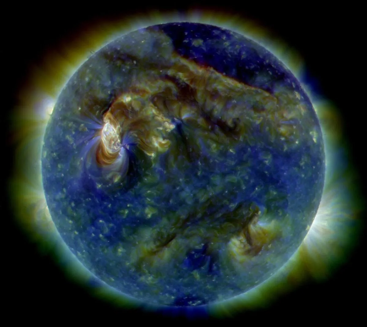 Soarele fotografiat în ultraviolet extrem de observatorul SDO al NASA, steaua care generează scutul Soarelui din jurul sistemului solar
