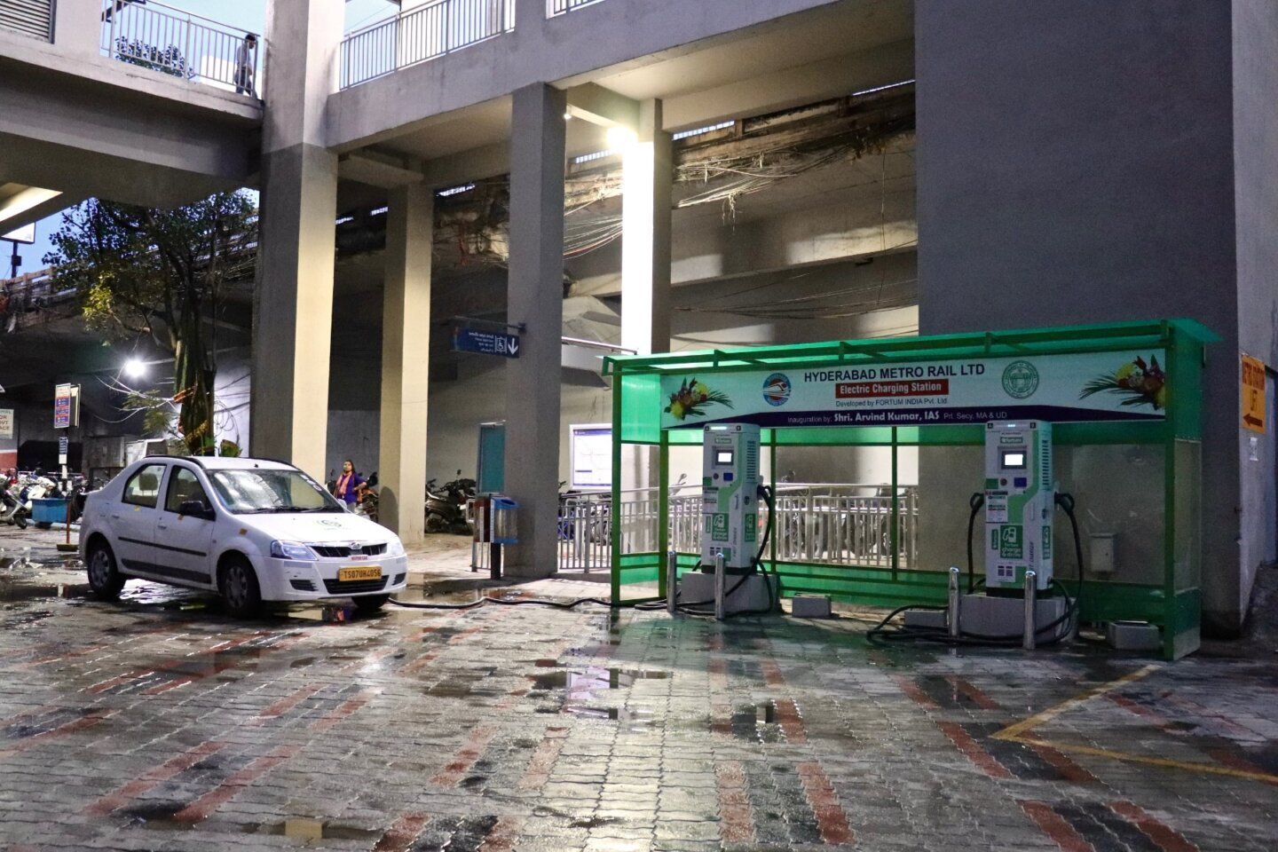 Bateria mașinii electrice se încarcă la o stație publică