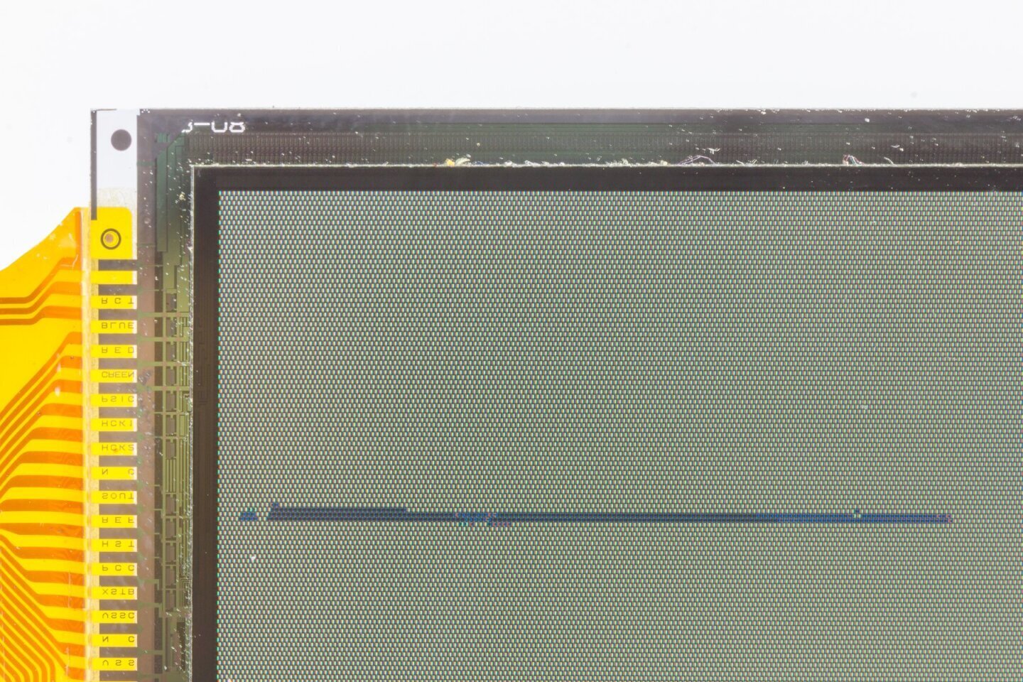 Structura unui ecran LCD demontat, stratul în care apare un pixel mort
