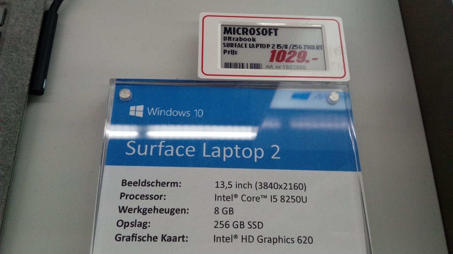 Laptop Microsoft Surface Laptop deschis, expus pe un stand