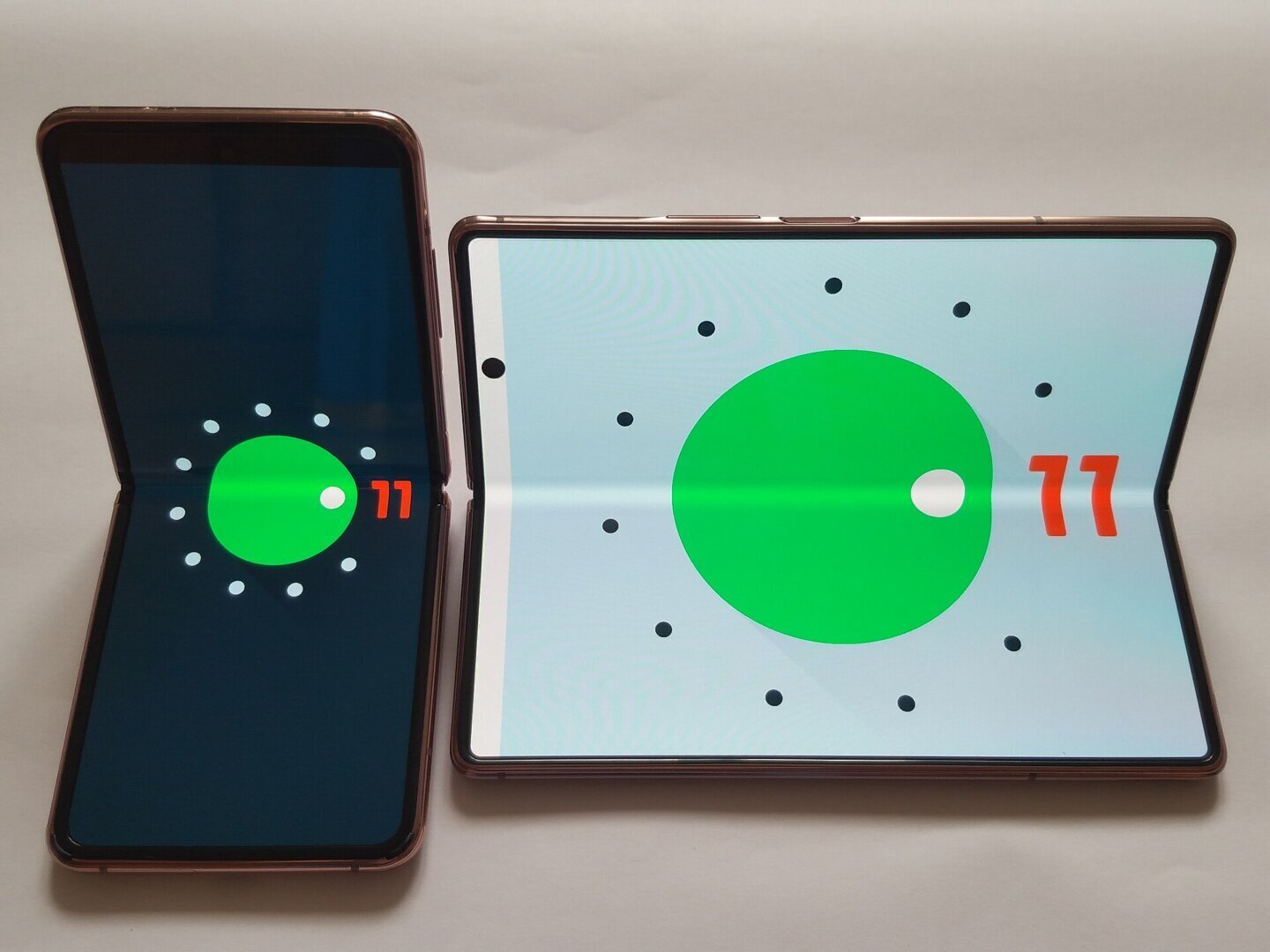 Telefoane cu ecran flexibil deschise, categoria din care face parte și Galaxy Z Fold 8