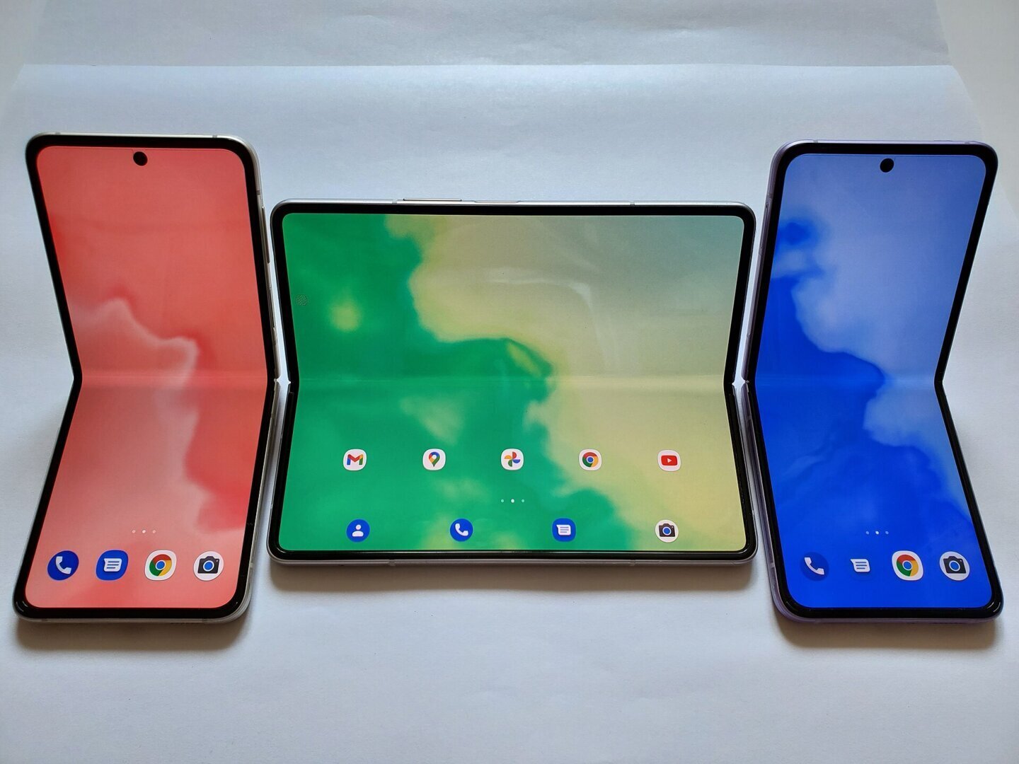 Telefoane pliabile cu format lat deschise ca o carte, categoria din care face parte și Xiaomi 18 Fold