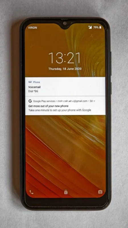 Telefon Android ținut vertical, cu ecranul de blocare afișat