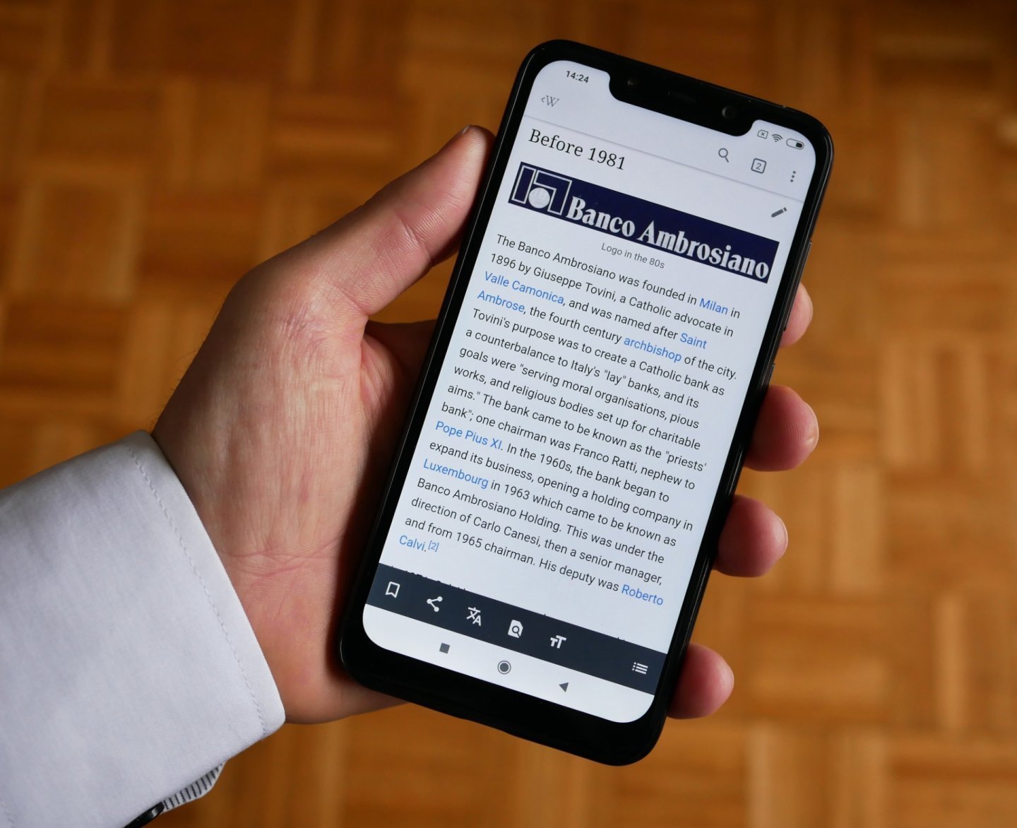 Mână care ține un telefon Android cu o pagină web deschisă
