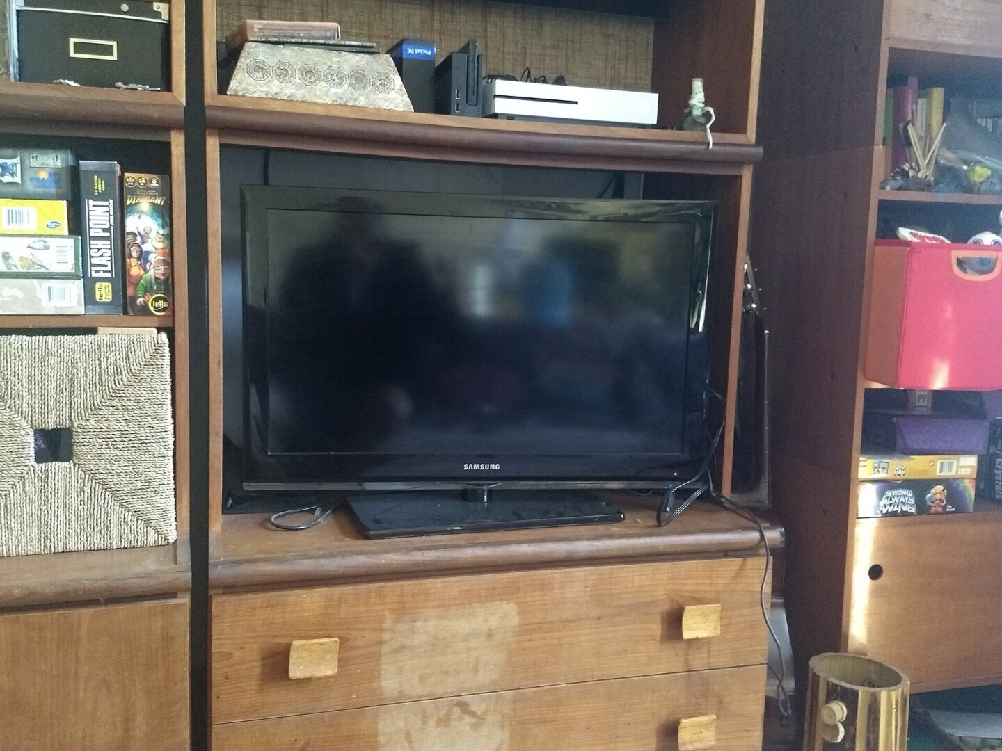 Televizor cu ecran plat folosit pentru servicii de streaming, unde reclame la streaming ocupă tot mai mult timp