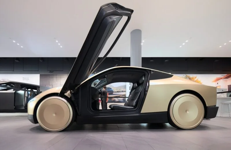 Tesla Cybercab, robotaxiul cu două locuri și fără volan, văzut din lateral