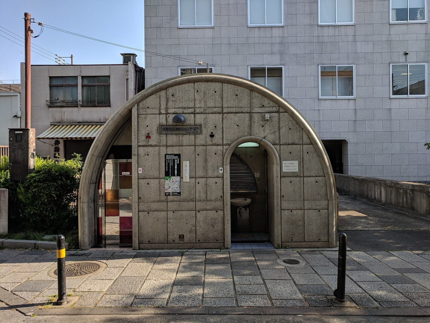 Toaletă publică cu mai multe cabine, mediul în care aerosoli din toaletă ridică cel mai mare risc