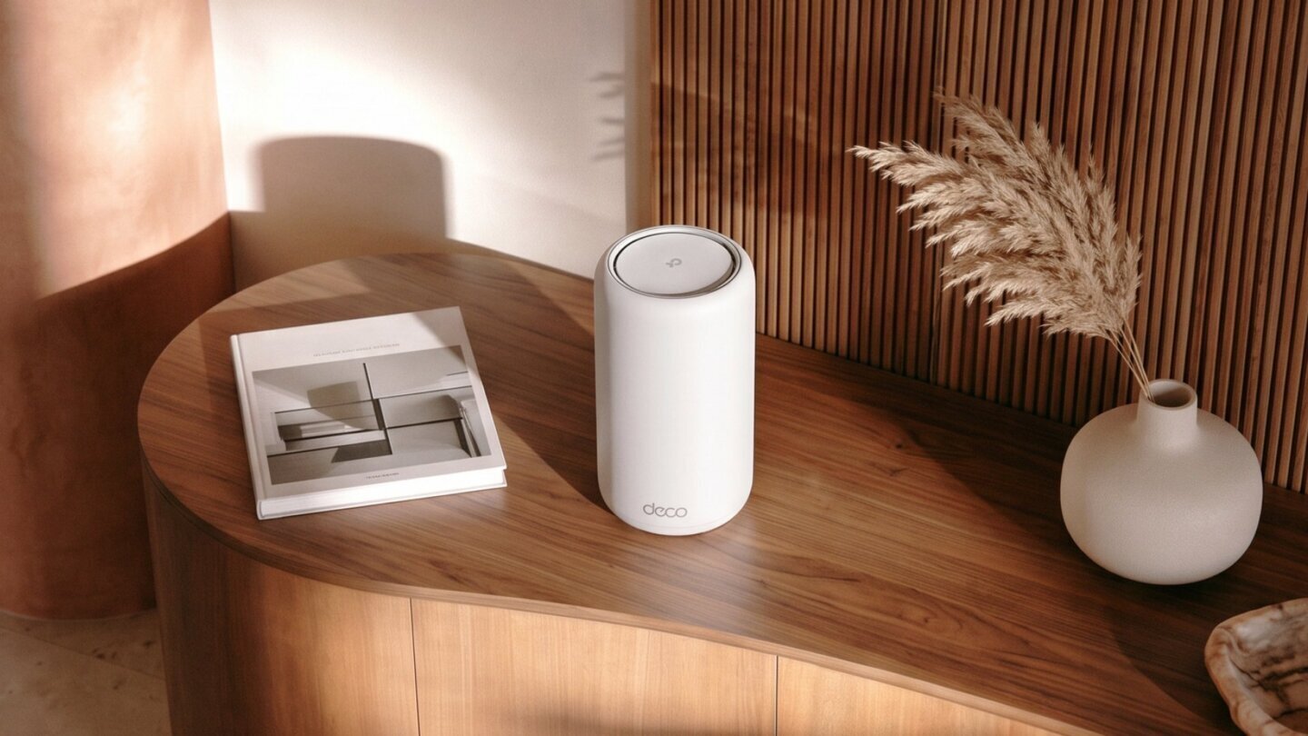 Deco 8 Ultra, router Wi-Fi 8 mesh de la TP-Link, așezat pe o consolă de lemn într-un living modern