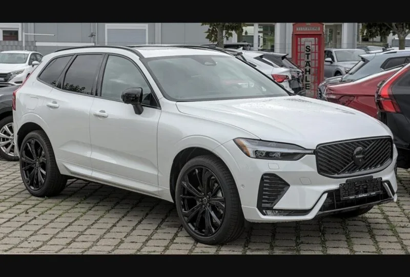 SUV Volvo XC60 alb văzut din față-lateral