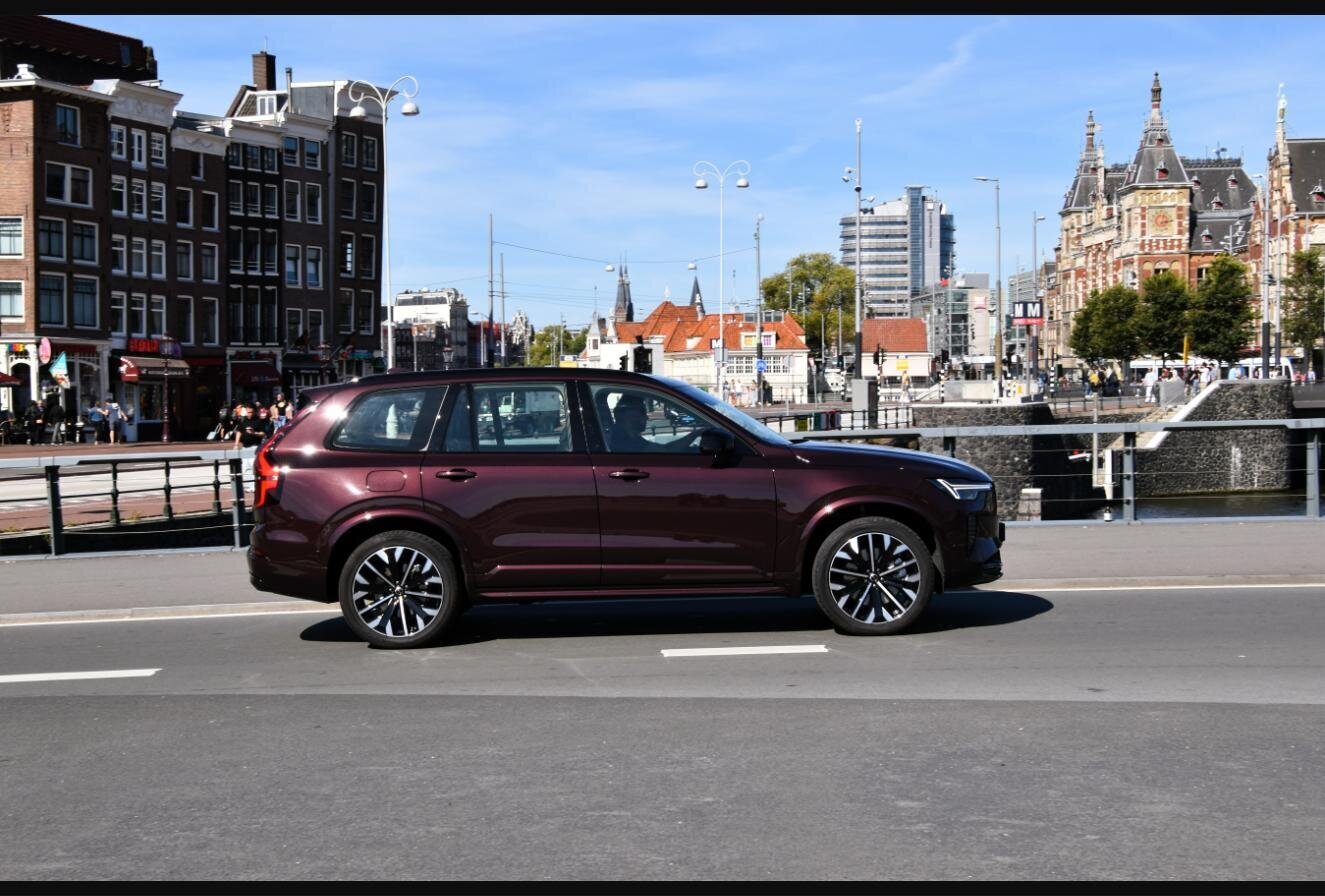 Volvo XC90 T8 Recharge văzut din profil, fratele mai mare al lui Volvo XC60