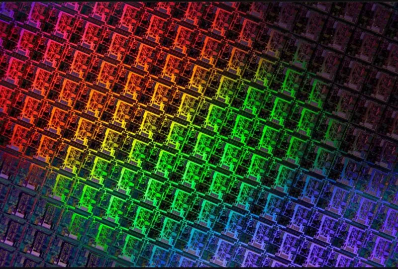 Prim-plan colorat cu circuite integrate imprimate pe un wafer de siliciu
