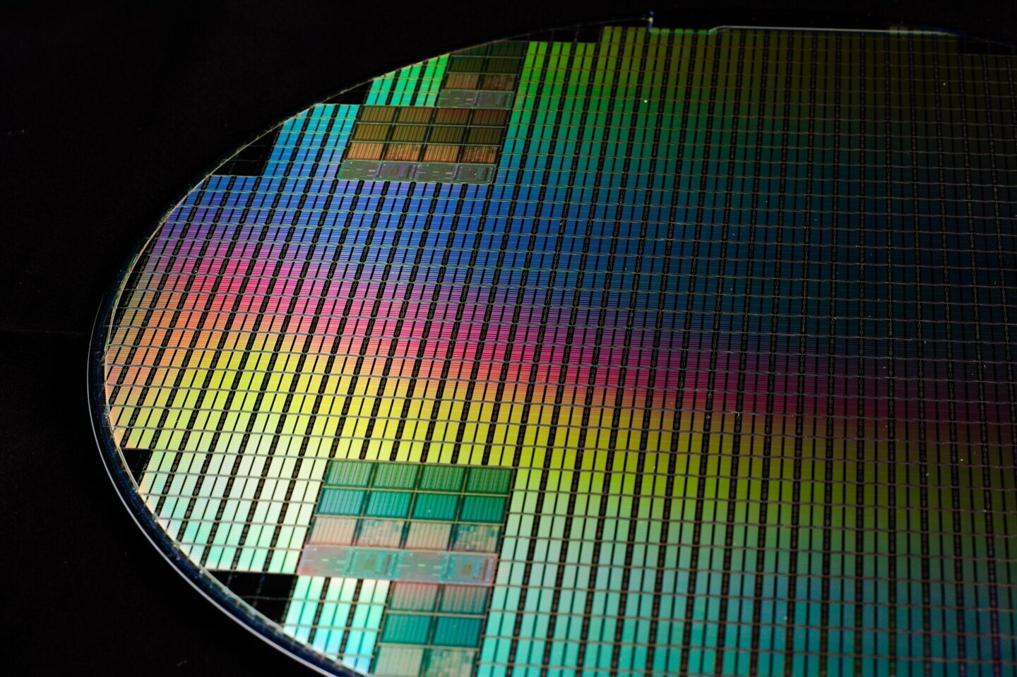 Wafer de siliciu folosit pentru cipurile DDI ale lui Galaxy Z Fold 8