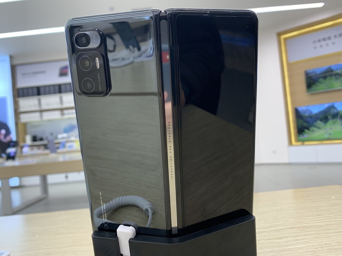 Partea din spate a unui telefon pliabil Xiaomi MIX Fold, predecesorul lui Xiaomi 18 Fold