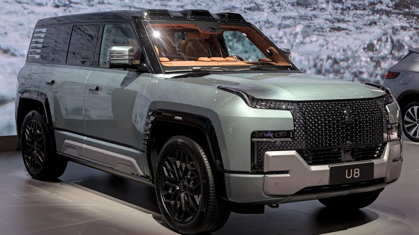 SUV-ul electric Yangwang U8 gri, cu grilă mare și faruri LED, expus la Salonul Auto de la Geneva 2024