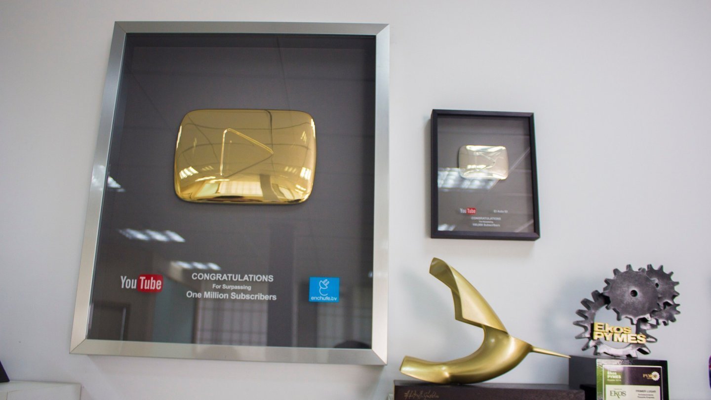 Butonul de aur YouTube primit de un canal cu peste un milion de abonați