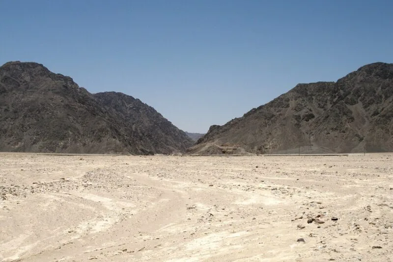 Peisaj arid, cu roci și nisip, din deșertul Sinai