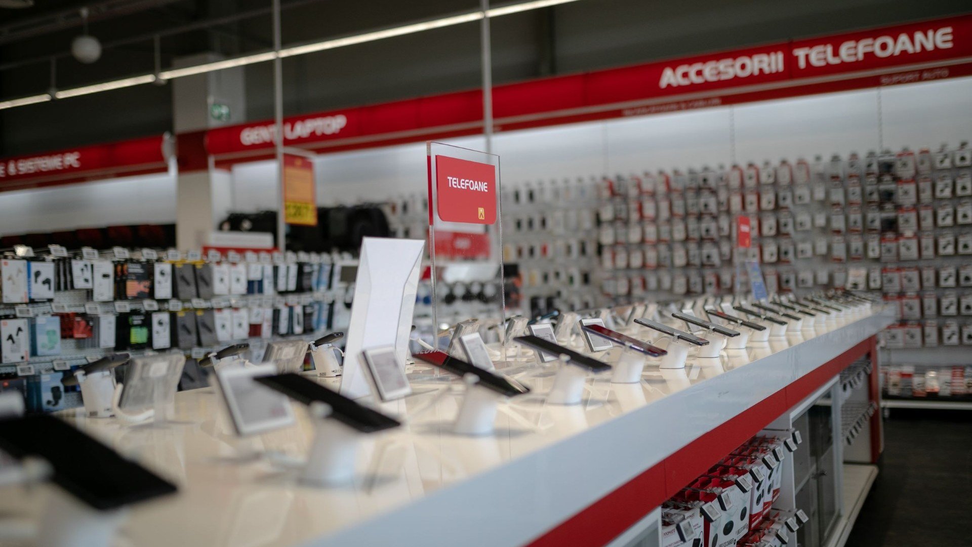 Raionul de telefoane dintr-un magazin Altex, înainte de Black Friday la Altex