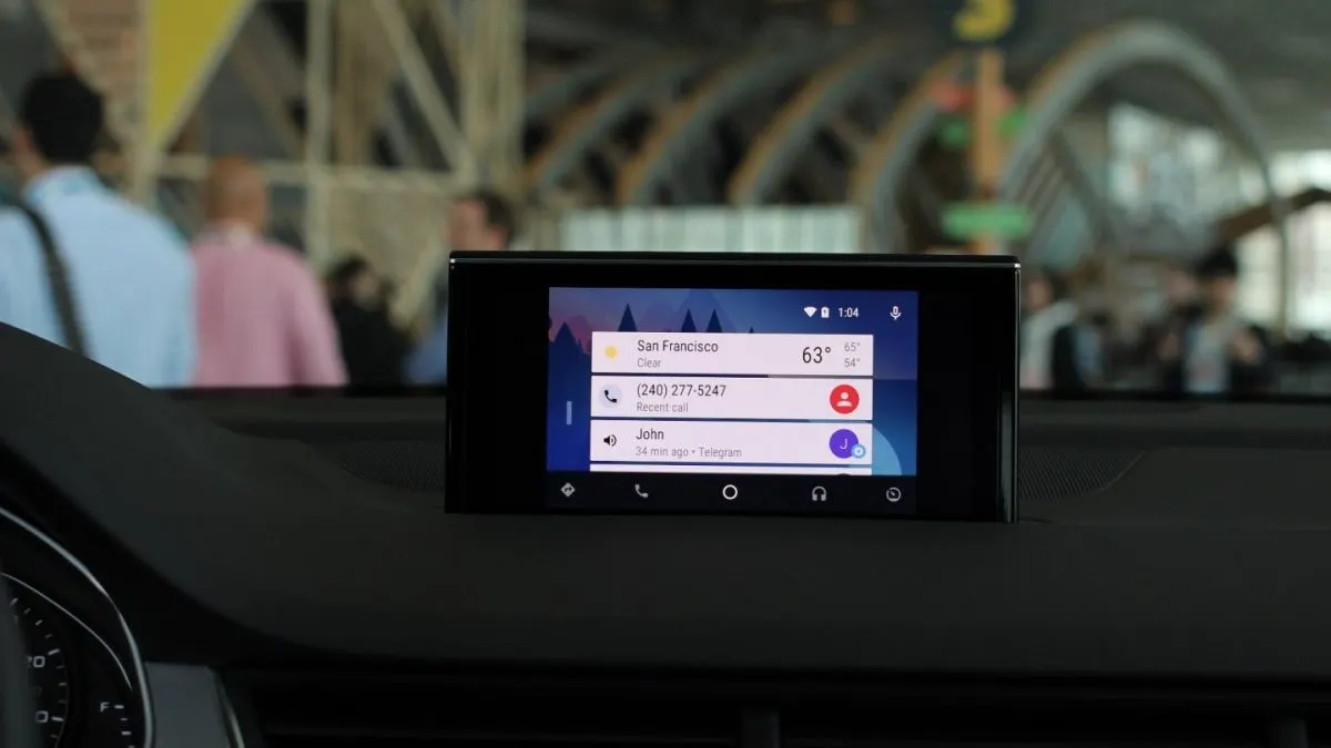 Android Auto pe Android 10 Ecranul central al unei mașini care afișează interfața Android Auto, montat pe bord
