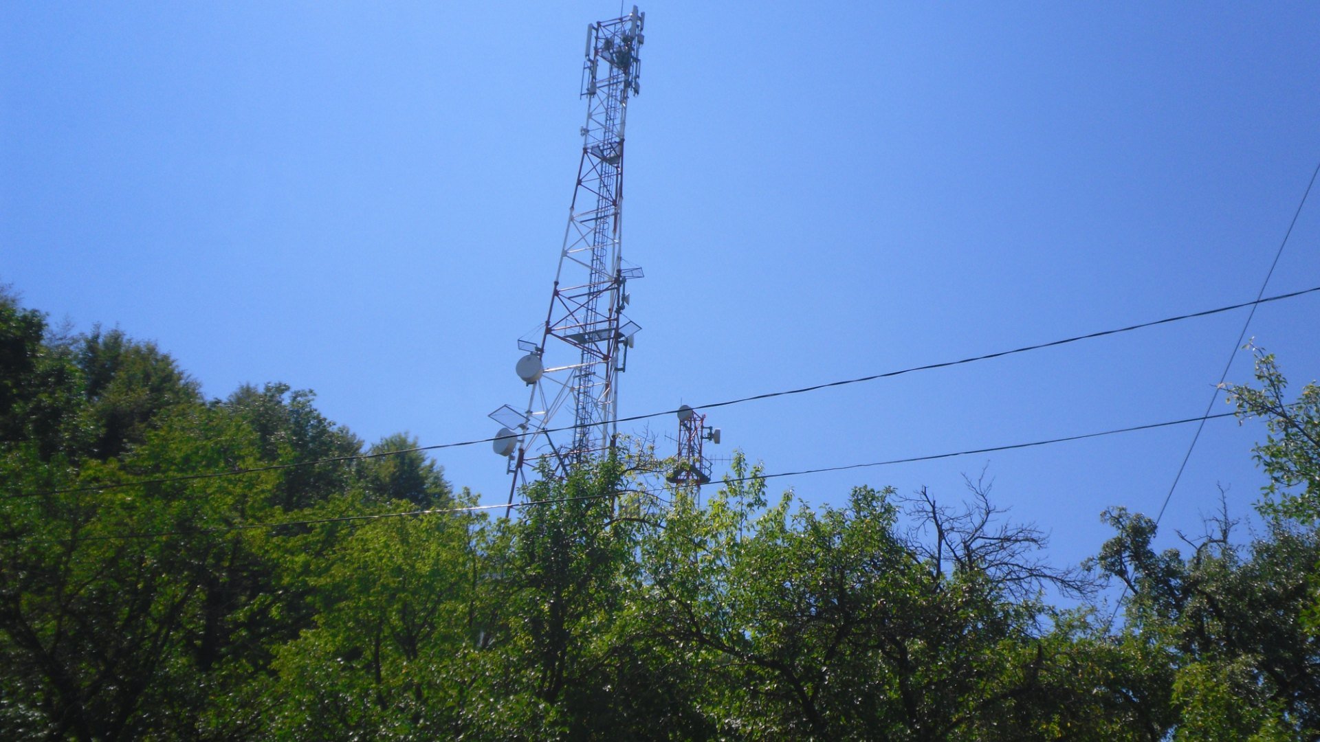 Turn cu antene Orange și Vodafone, rețele prin care funcționează internet mobil nelimitat